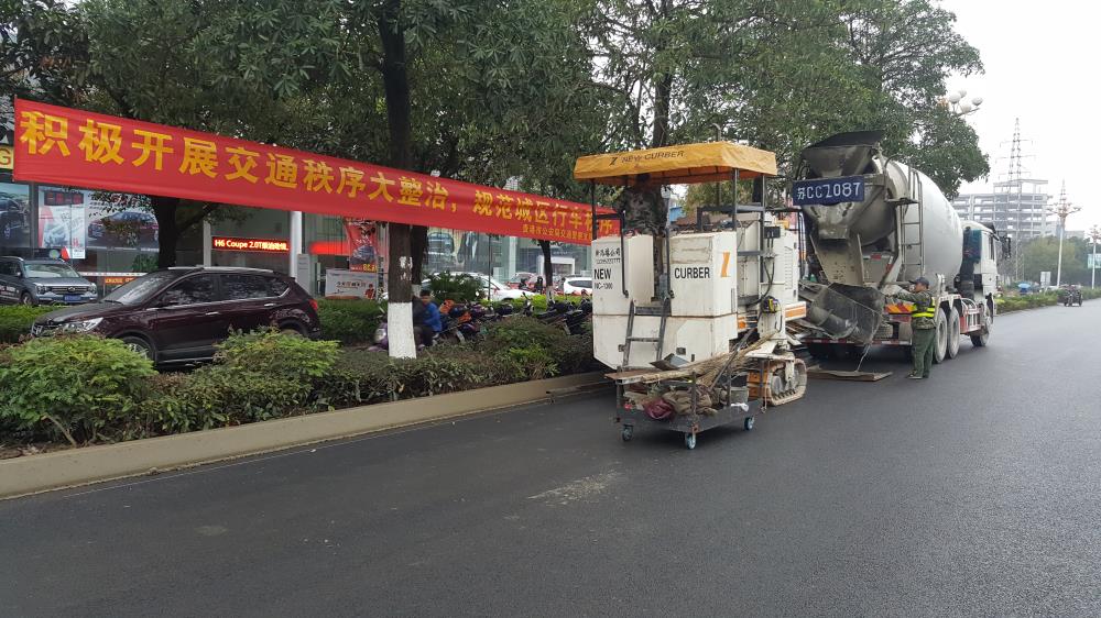為什么說路緣石滑模機是混凝土滑模攤鋪的好幫手呢？