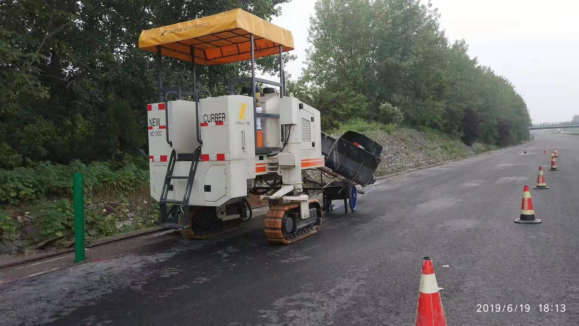 路緣石滑模機技術(shù)正在不斷創(chuàng)新，從而提高施工質(zhì)量及效率