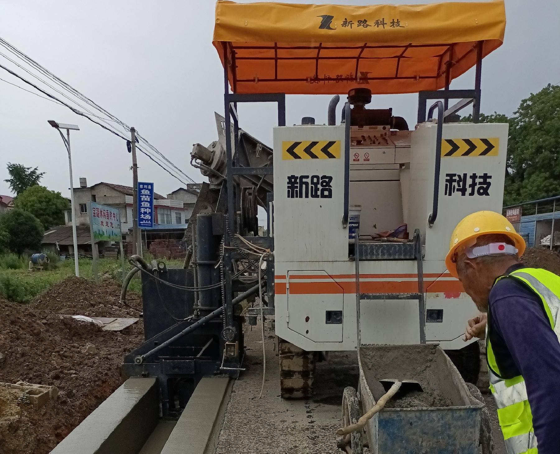G353慈利至張家界城區(qū)公路排水溝滑模一次性成型，滑模施工效率高